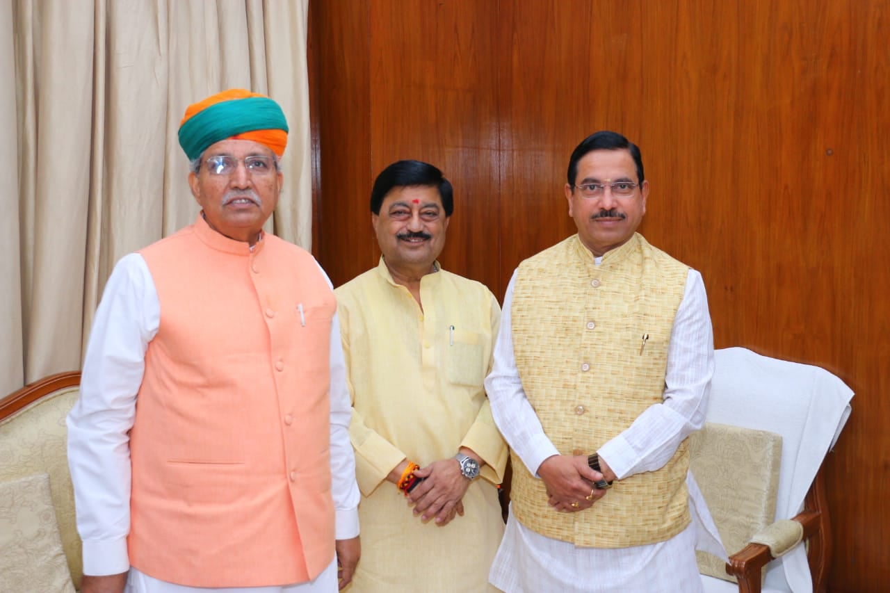कोयला, खान एवं संसदीय कार्य मंत्री से मिले  पूर्व सांसद, बताई क्षेत्र की समस्याए