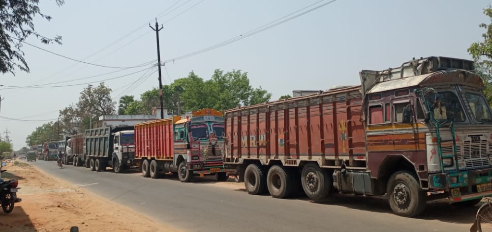 अवैध रूप से ले जा रहे थे गिट्टी, हाइवा सहित 13 ट्रक धराए