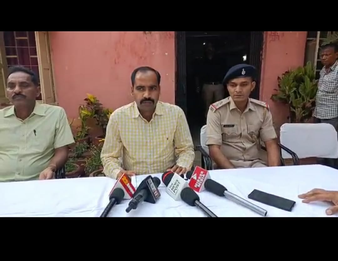 नौकरी के नाम पर ठगी करने वाला गैंग धराया ,फर्जी पैड ,नगदी और लैपटॉप बरामद