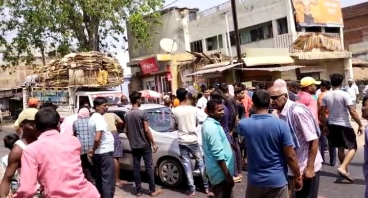 मंदिर की जमीन विवाद मामले में ग्रामीणों ने घंटों सड़क किया जाम, प्रशासन ने 20 अप्रैल तक जमीन खाली करने का दिया निर्देश