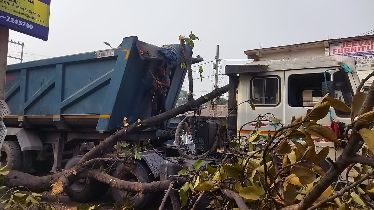 हाइवा ने उखाड़ा बिजली का पोल, पांच घंटे सड़क जाम