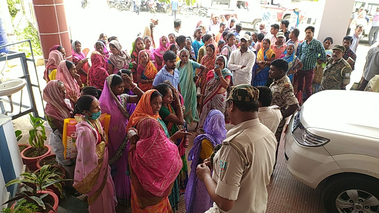 आखिर कब सड़क बनेगी साहब !  डीसी से ग्रामीणों ने लगाई गुहार...