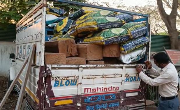 एक लाख कीमत की अवैध लकड़ी बरामद, वाहन छोड़ चालक फरार