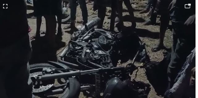 बेलगाम बाइक ट्रक से टकराई, एक की मौत, एक की हालत नाजुक