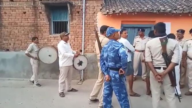 जब  रोहतास में बैंड-बाजे के साथ पुलिस पहुंची मर्डर के आरोपी के घर