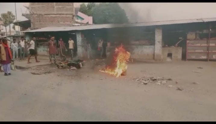 चिमनी की चिंगारी से बाइक में लगी आग,बडा हादसा टला