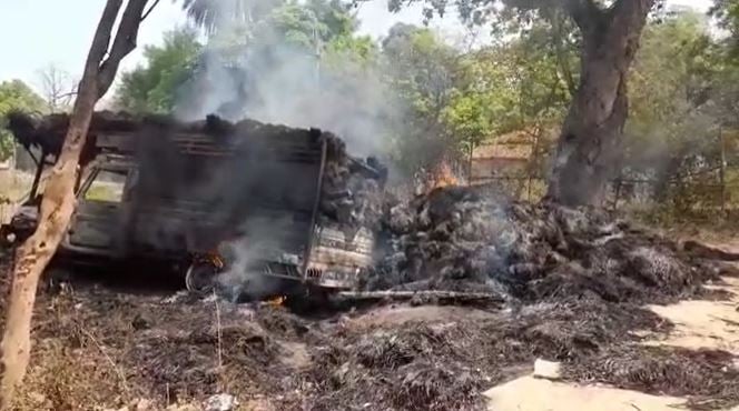 बिजली के तार में शॉर्ट सर्किट से लगी आग, एक पिकअप वैन जलकर खाक