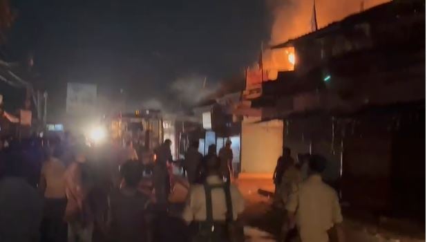 जमशेदपुर : अचानक लगी दुकान में आग, लाखों का सामान खाक