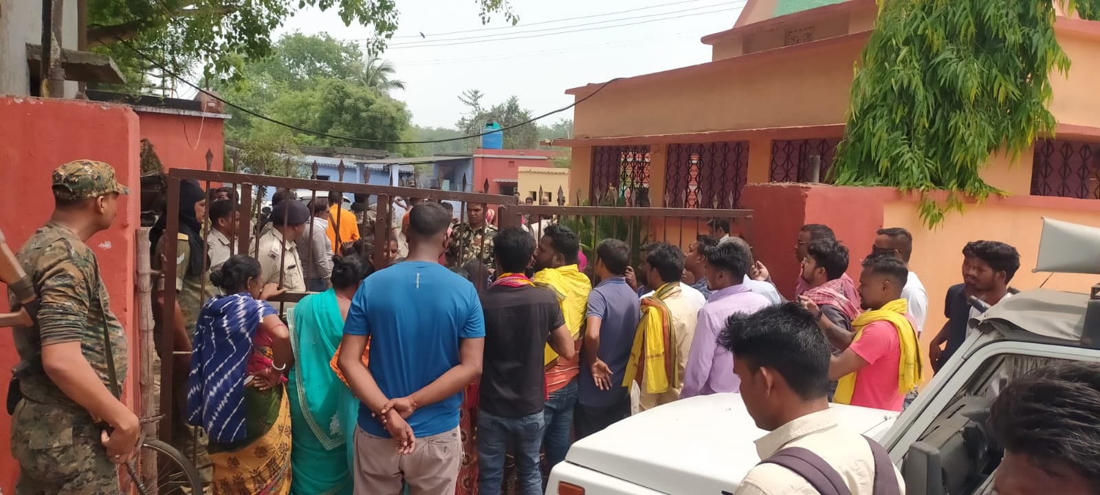 धनबाद के भौरा में एकतरफ आंदोलनकारी  तो दूसरी ओर पुलिस की बेरिकेडिंग