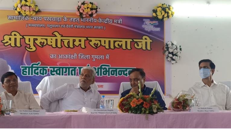 मंत्री-सांसद ने किया कॉलेज कैंपस का दौरा, दी वादों की सौगात