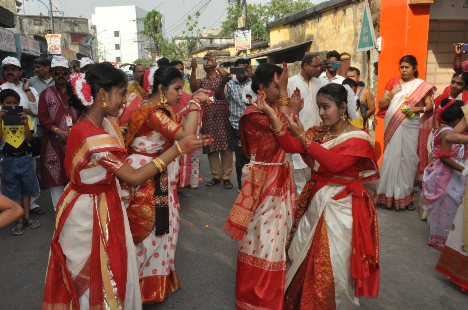 पोइला बैशाख में जमकर झूमा बंगाली समाज, निकाली प्रभात फेरी