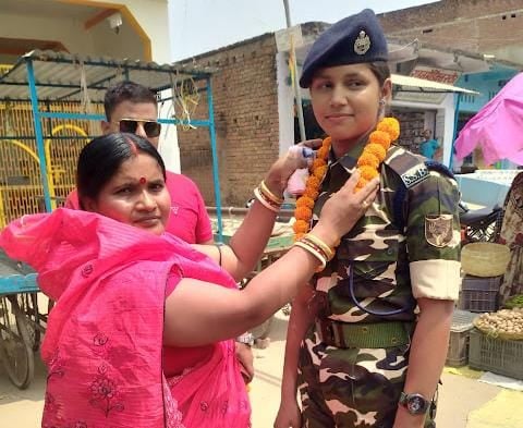 वर्दी में लौटी बहू तो खूब हुआ आरती मंगल, प्रेम विवाह करने पर घरवालों ने मुंह मोड़ लिया था