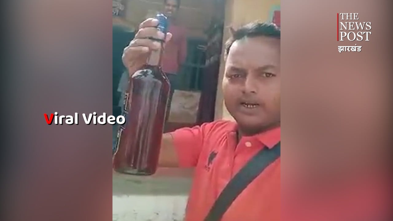 अवैध तरीके से शराब बिक्री की खोली पोल , तो पुलिस ने जमकर की पिटाई, देखिए वायरल वीडियो