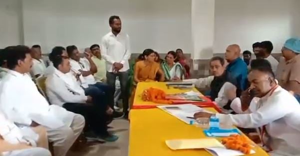 कांग्रेस के कार्यकर्ताओं को भाव नहीं देते अफसर ! संवाद कार्यक्रम में बयां हुआ दर्द