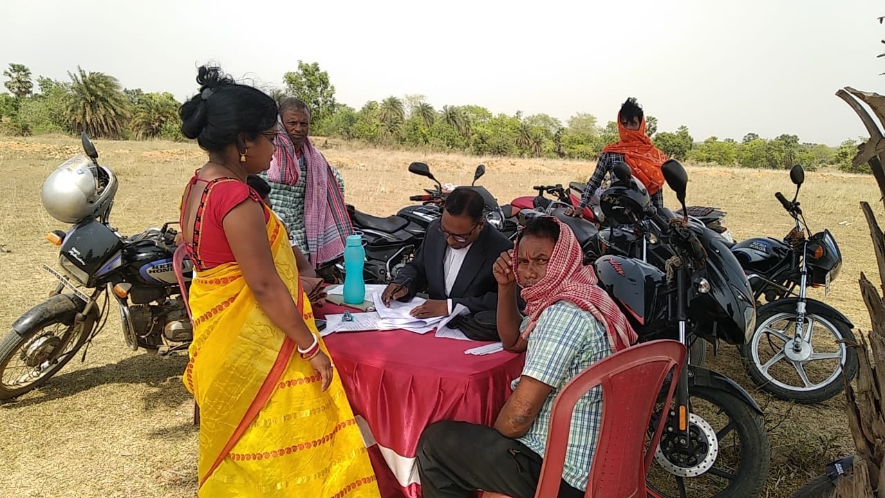 गांव की सरकार : कहीं खजूर पेड़ के नीचे तो कहीं मुकम्मल दफ्तर में भरे गए नामांकन पत्र