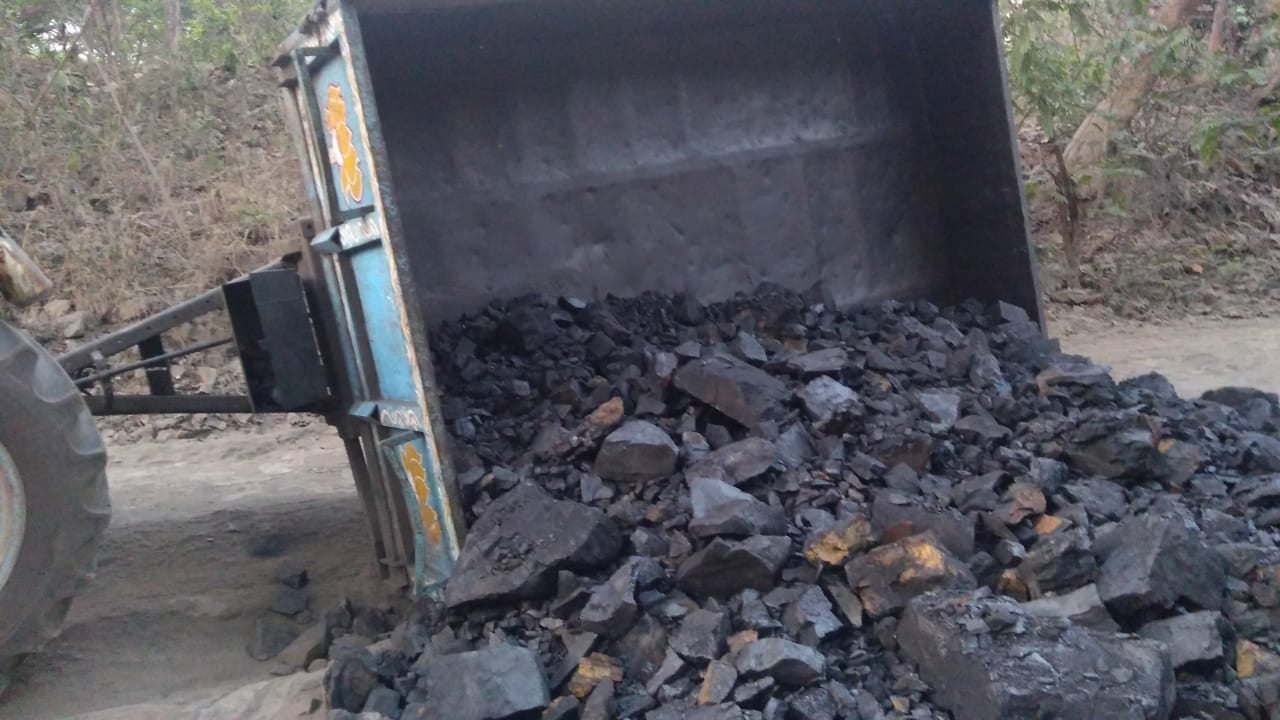 अवैध कोयला लदे दो ट्रैक्टर जब्त, चालक फरार
