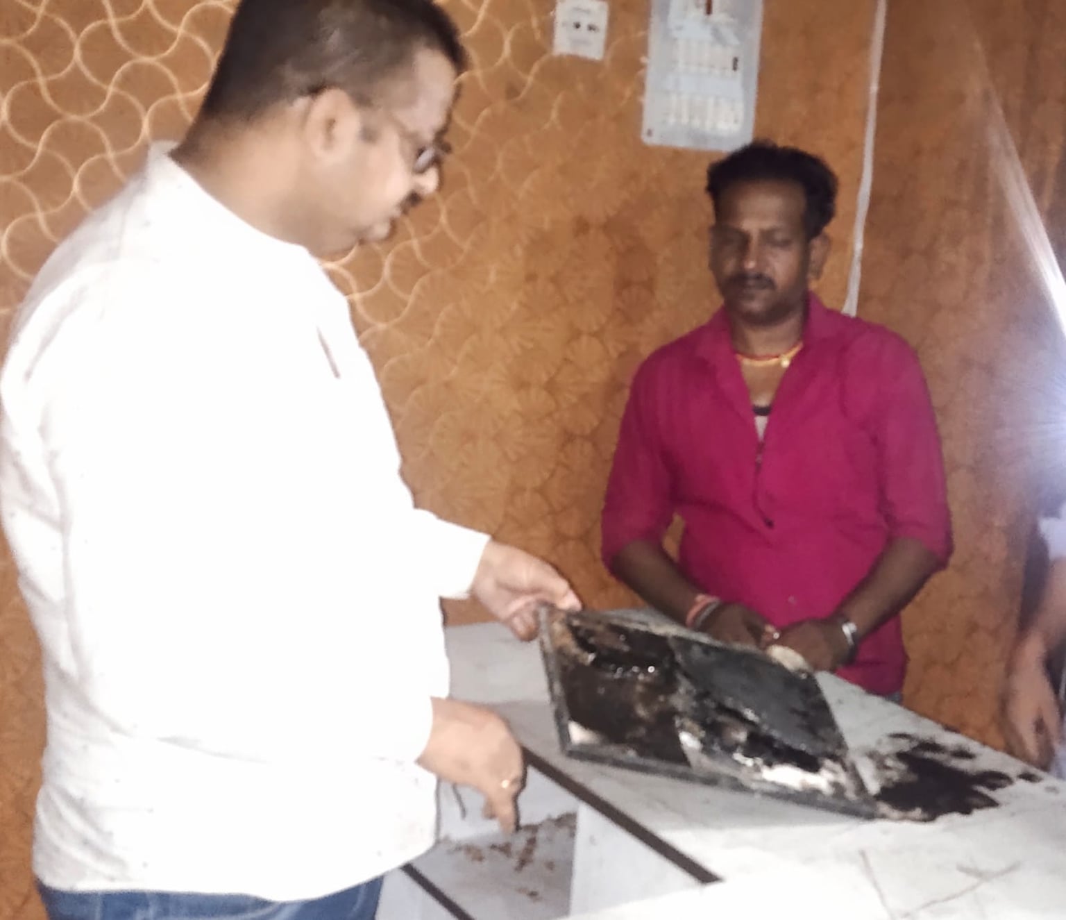 उद्घाटन से पहले ही  सैलून में लग गई आग, दुकान के साथ उम्मीदें भी खाक