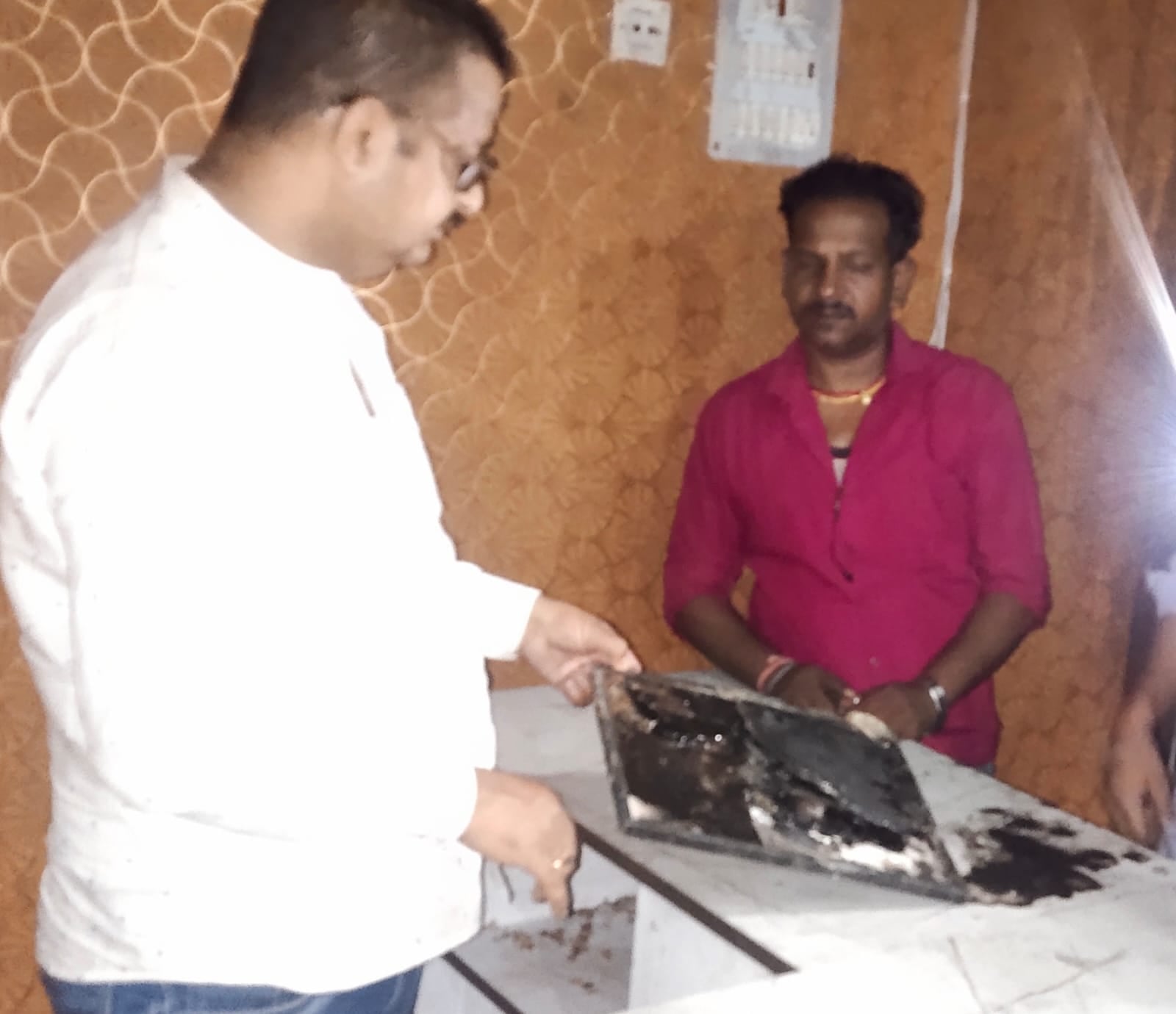 उद्घाटन से पहले ही  सैलून में लग गई आग, दुकान के साथ उम्मीदें भी खाक