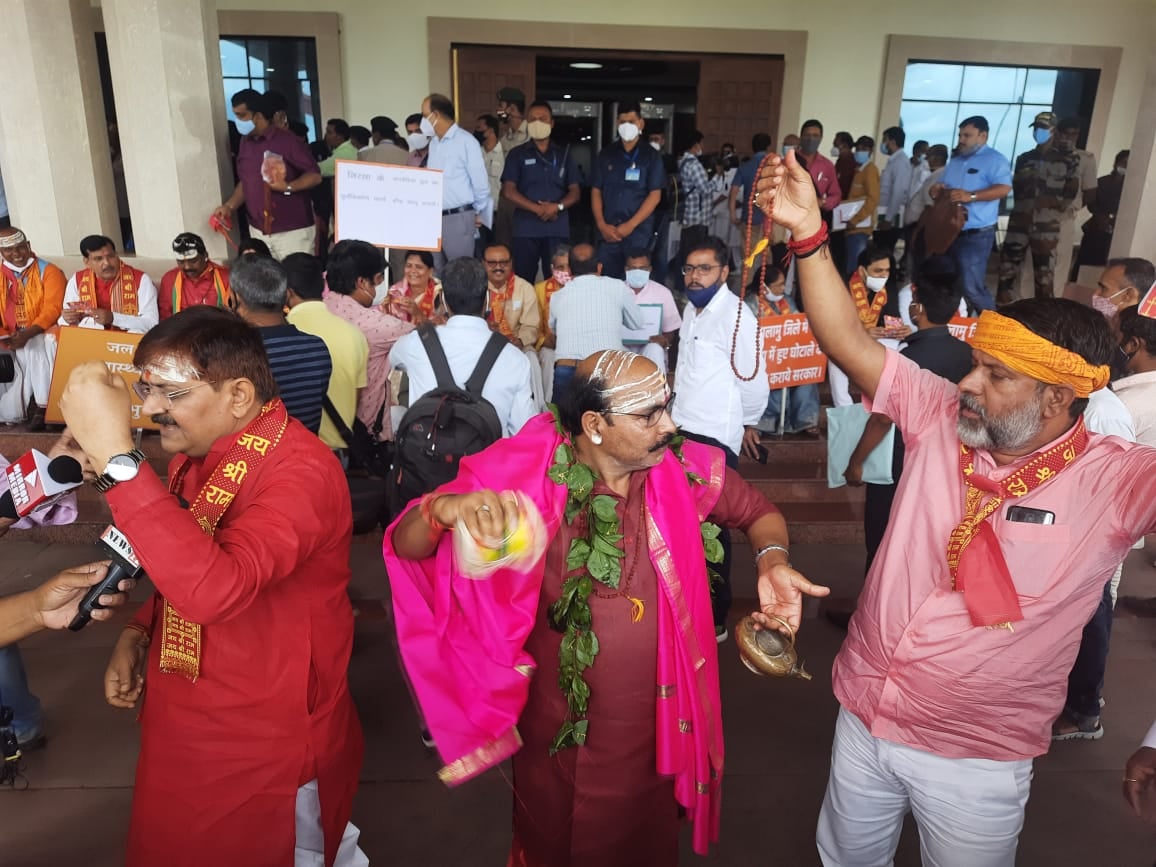 विधानसभा में तीसरे दिन भी भाजपा विधायकों का विरोध प्रदर्शन जारी, विधायकों ने हनुमान चलीसा का किया पाठ