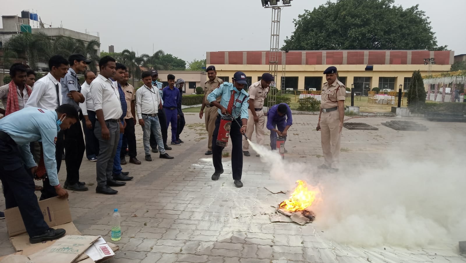 अग्निशमन सेवा सप्ताह दिवस : मॉक ड्रील के माध्यम से लोगों को जागरूक कर रहा अग्निशमन विभाग