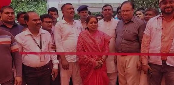 नहीं मिला कैंची, ब्लेड से काटना पड़ा फीता, भड़की विधायक ने कहा - इसी ब्लेड से सरकार का करूंगी ऑपरेशन