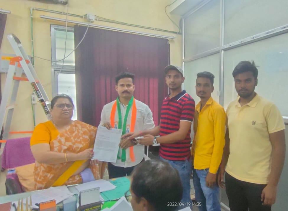 एनएसयूआई ने परीक्षा नियंत्रक को घेरा , कहा- नहीं होने देंगे छात्रों के साथ अन्याय