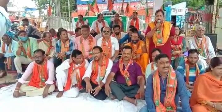 देवघर में भाजपाइयों ने दिया धरना, बाबा मंदिर खोलने की मांग