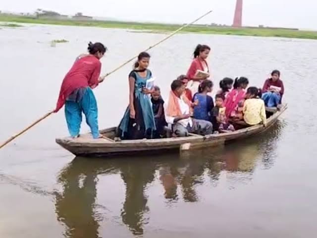 भागलपुर में नाव पलटने से 2 छात्रा लापता, तीन महीने नाव से ही आवागमन एकमात्र सहारा