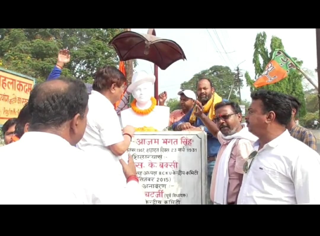 धनबाद के चौक-चौराहों पर शहीद की प्रतिमाओं की हुई साफ-सफाई