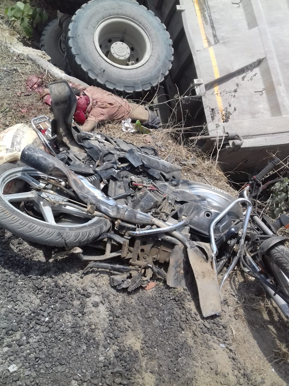 हाइवा ने मोटरसाइकिल सवार चाची भतीजे को रौंदा, चाची घायल, भतीजे की दर्दनाक मौत