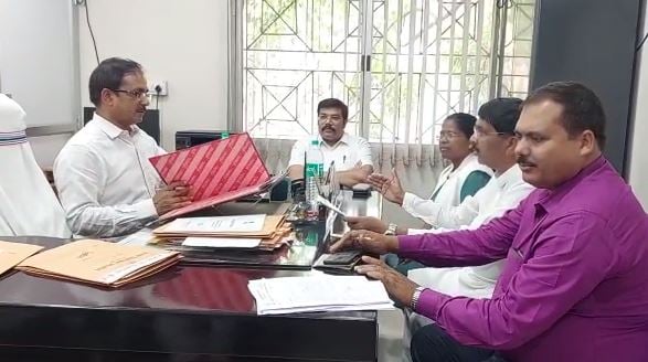 मुख्यमंत्री पर आचार संहिता उल्लंघन का भाजपा ने लगाया आरोप, निर्वाचन आयोग को सौंपा ज्ञापन