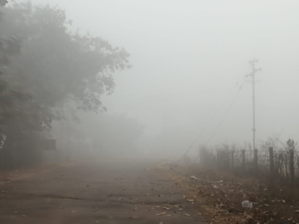 किरीबुरू :  कोहरे की चादर से ढका शहर, मौसम हुआ सुहावना