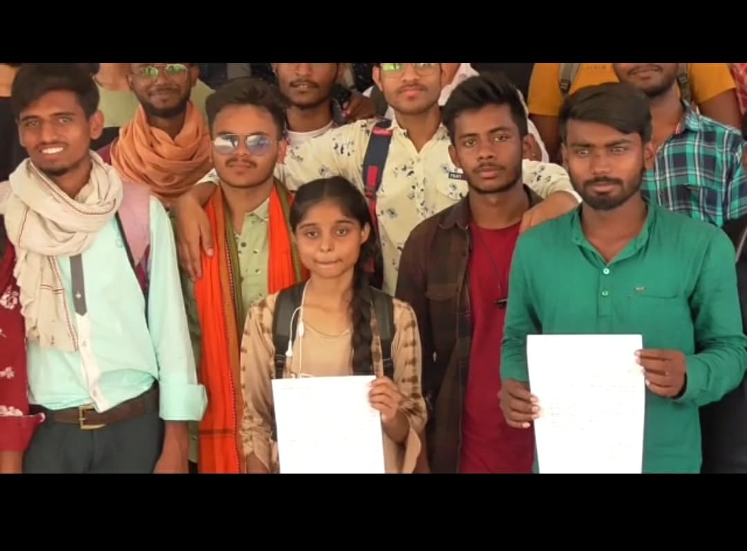 नाराज छात्र पहुंचे विश्वविद्यालय, कहा - हमारी बातें  सुनें कुलपति  !