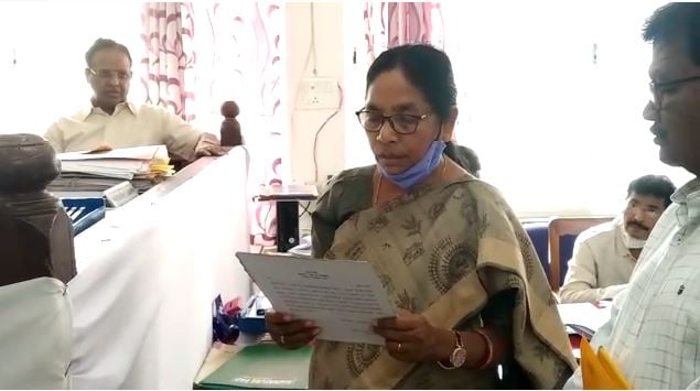 झामुमो विधायक की पत्नी ने जिप सदस्य के लिए  नामांकन पर्चा भरा