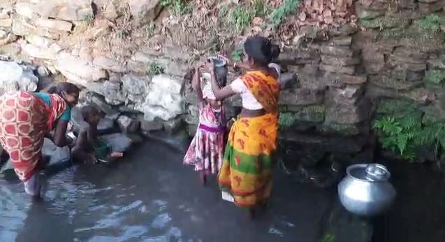 विकास से दूर भगवान बिरसा मुंडा का पड़ोसी गांव : घर में बल्ब तक जलता नहीं देखा, पानी के लिए चुआं ही सहारा