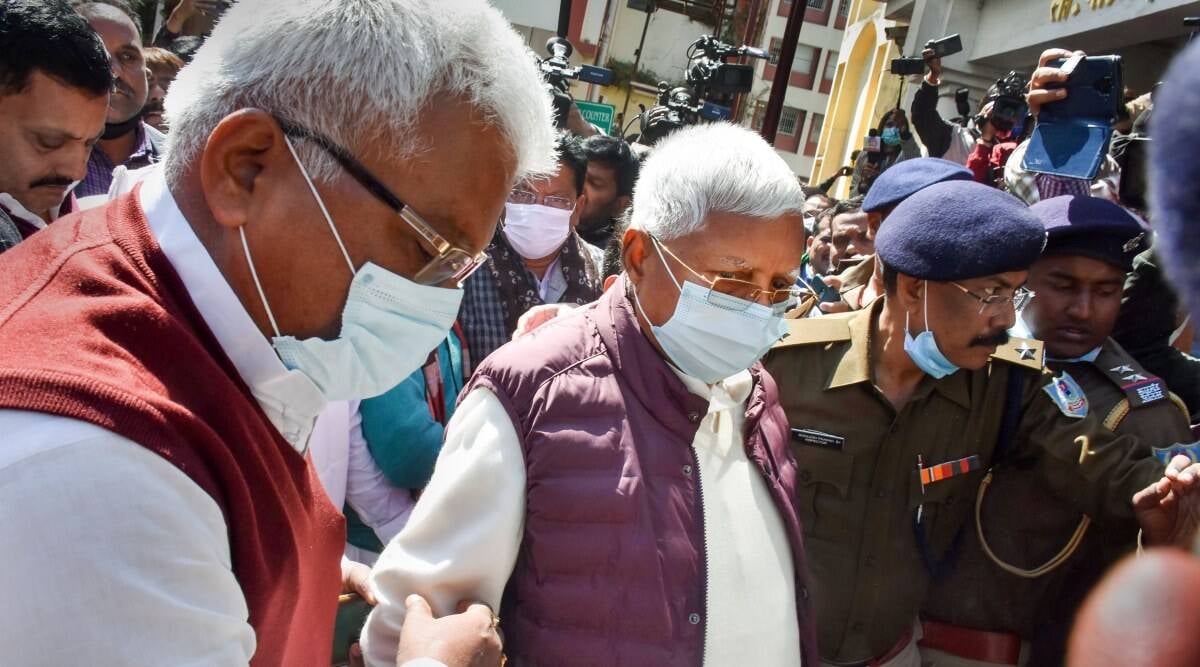 लालू यादव को मिली जमानत , राजद नेताओं ने बांटी मिठाइयां