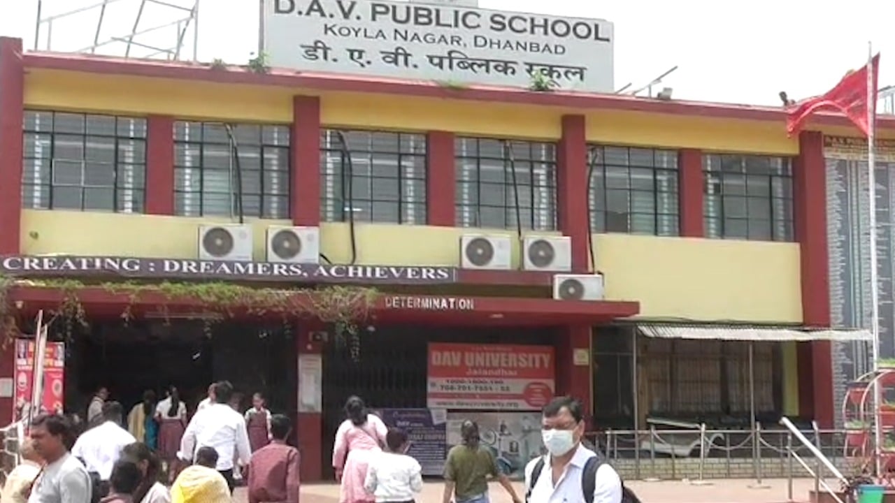 फीस के लिए स्कूल नहीं दे रहा एडमिड कार्ड , अभिभावक पहुंचे स्कूल, तो प्राचार्य हो गए गायब