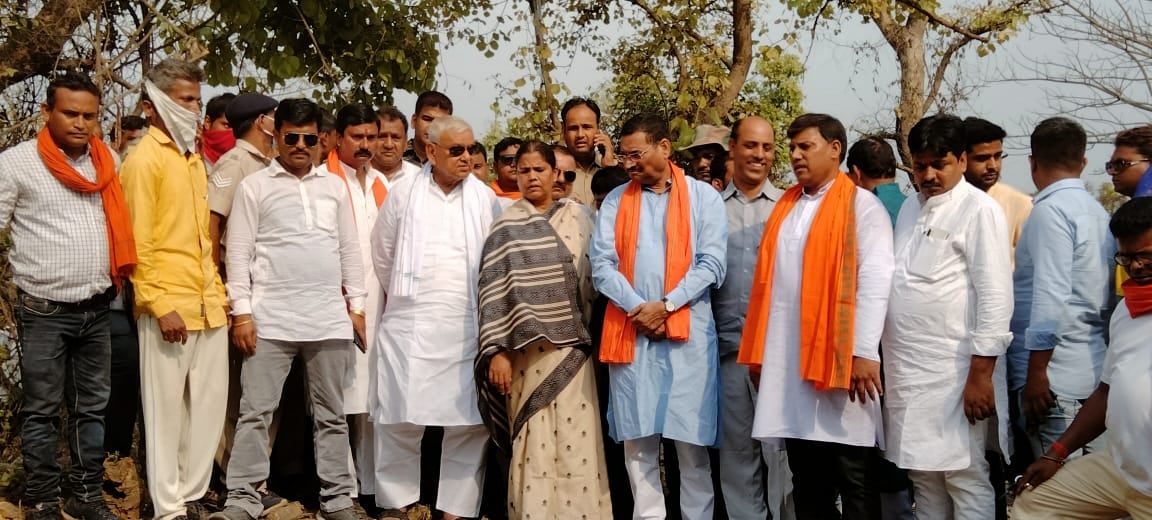 "धंसान में लोग दबे हुए हैं और रेस्क्यू की जगह भराई कर रहा है जिला प्रशासन ! "