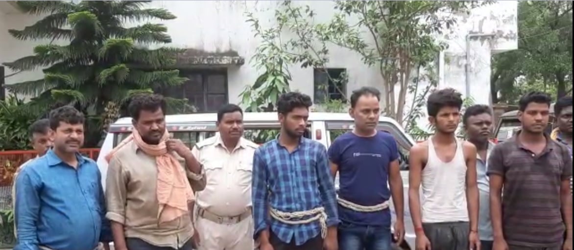 अवैध कोयले से लदे 8 ट्रक जब्त,  10 ड्राइवर-खलासी भी चढ़े पुलिस के हत्थे