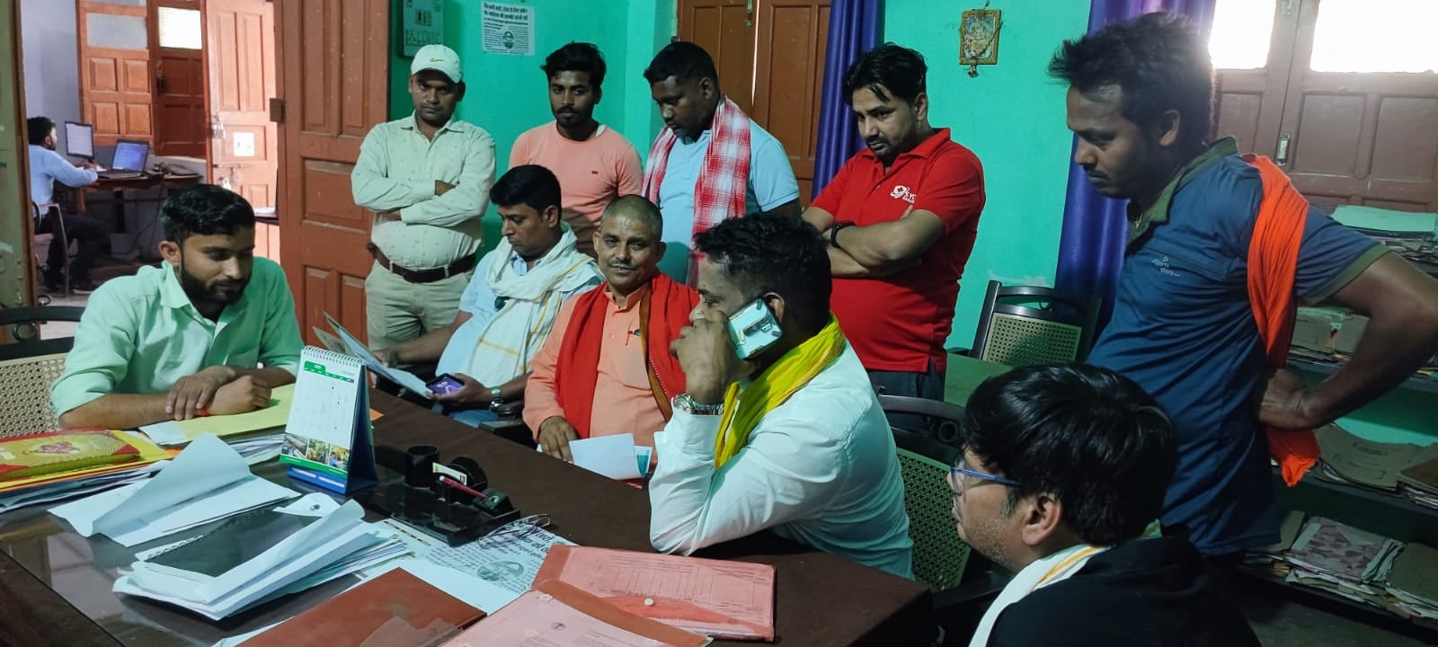 भीषण गर्मी में बिजली की लचर व्यवस्था से उपभोक्ता  परेशान, एसडीओ को सैंपा ज्ञापन