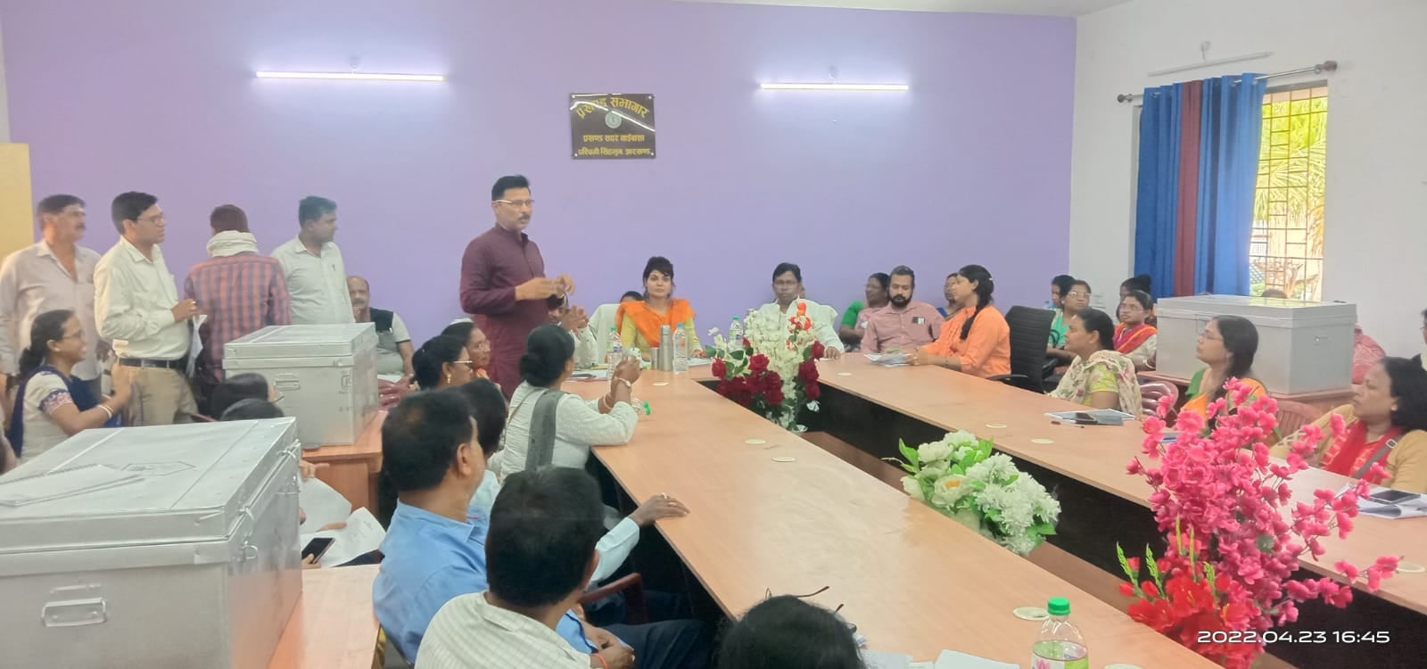 पंचायत चुनाव को लेकर सरकारी कर्मियों और शिक्षकों के साथ बीडीओ-सीओ ने की बैठक