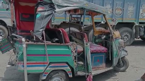 टैंकर ने पीछे से ऑटो में  मारी टक्कर, एक बच्ची की मौत, 4 घायल