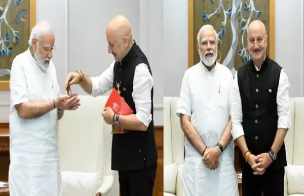 फिल्म स्टार अनुपम खेर ने पीएम मोदी को सौंपा मां का तोहफा, तस्वीरें सोशल मीडिया में की साझा