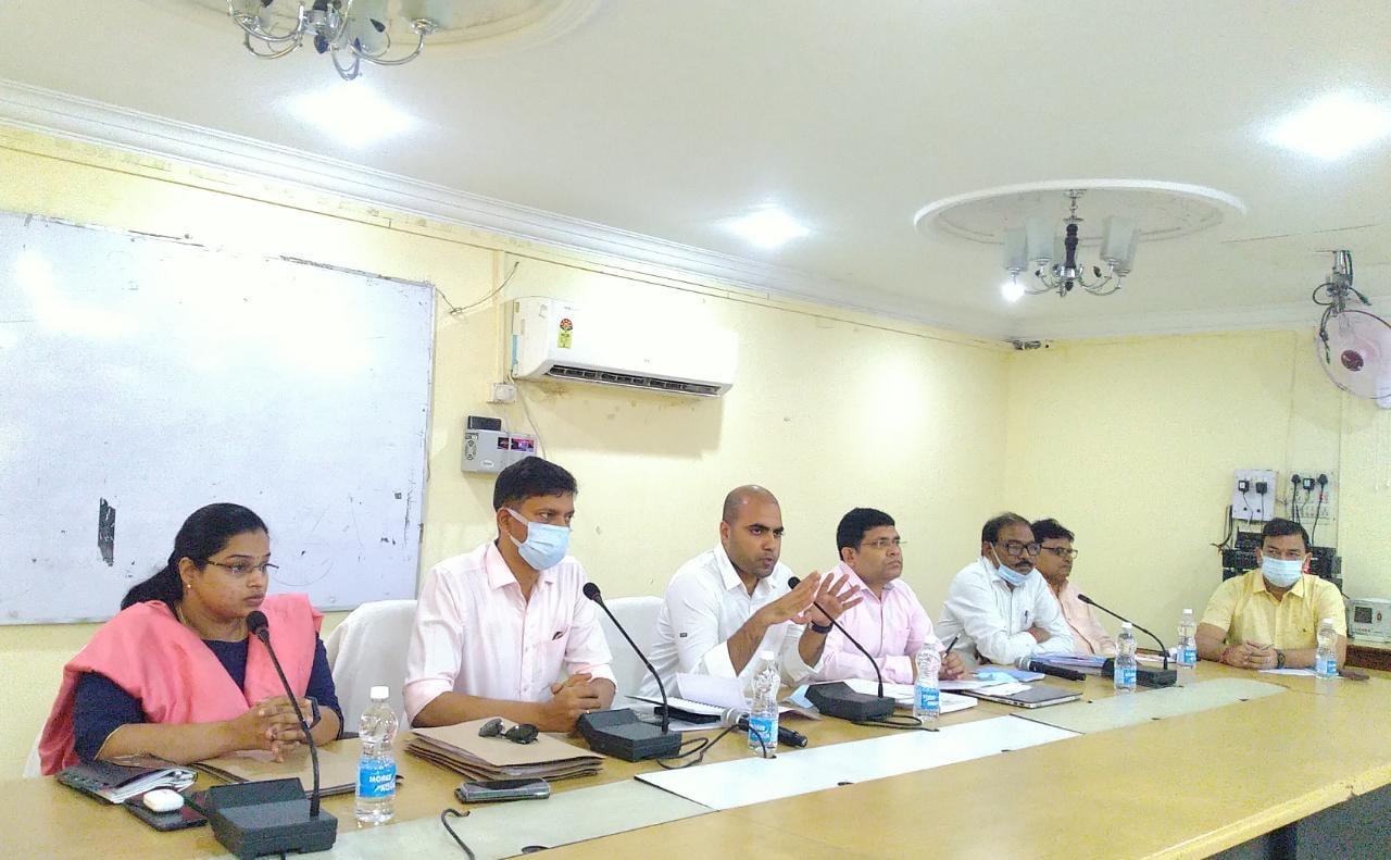 बीडीओ,सीओ और थाना प्रभारियों के साथ डीसी ने की बैठक, सभी को हर बूथ पर जा कर तैयारी का जायजा लेने का दिया निर्देश