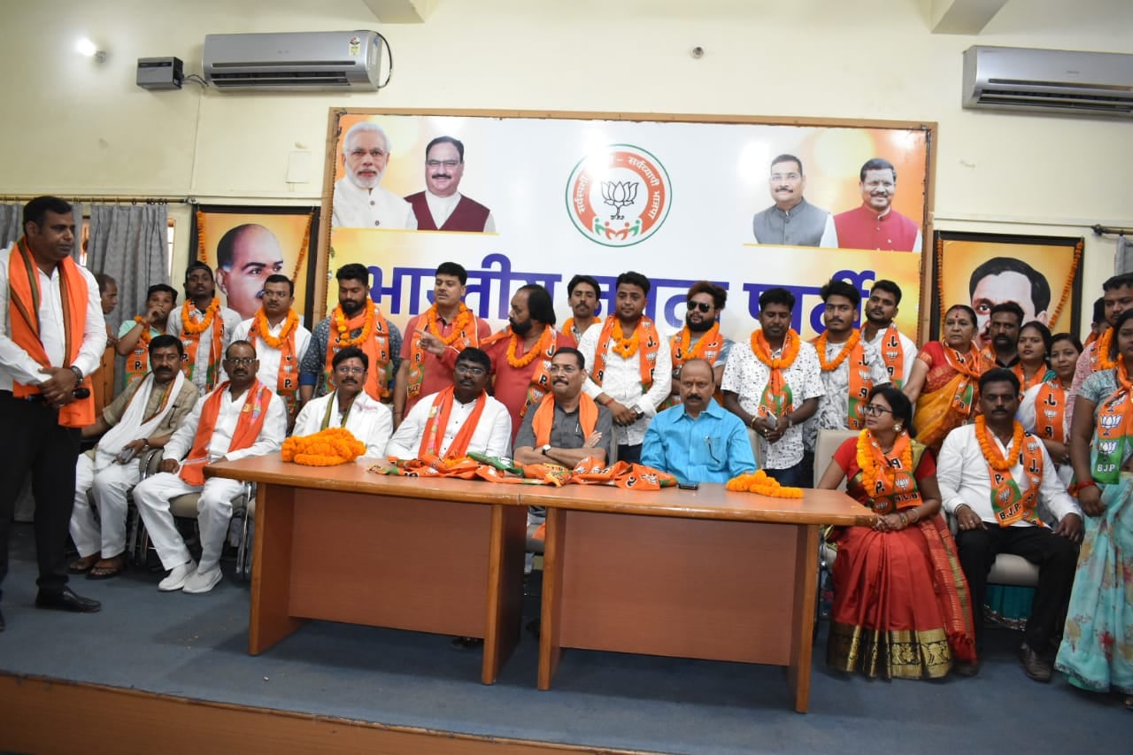 झामुमो जिला उपाध्यक्ष और पूर्व पार्षद आशा देवी अपने सैकड़ो समर्थकों के साथ भाजपा में  शामिल