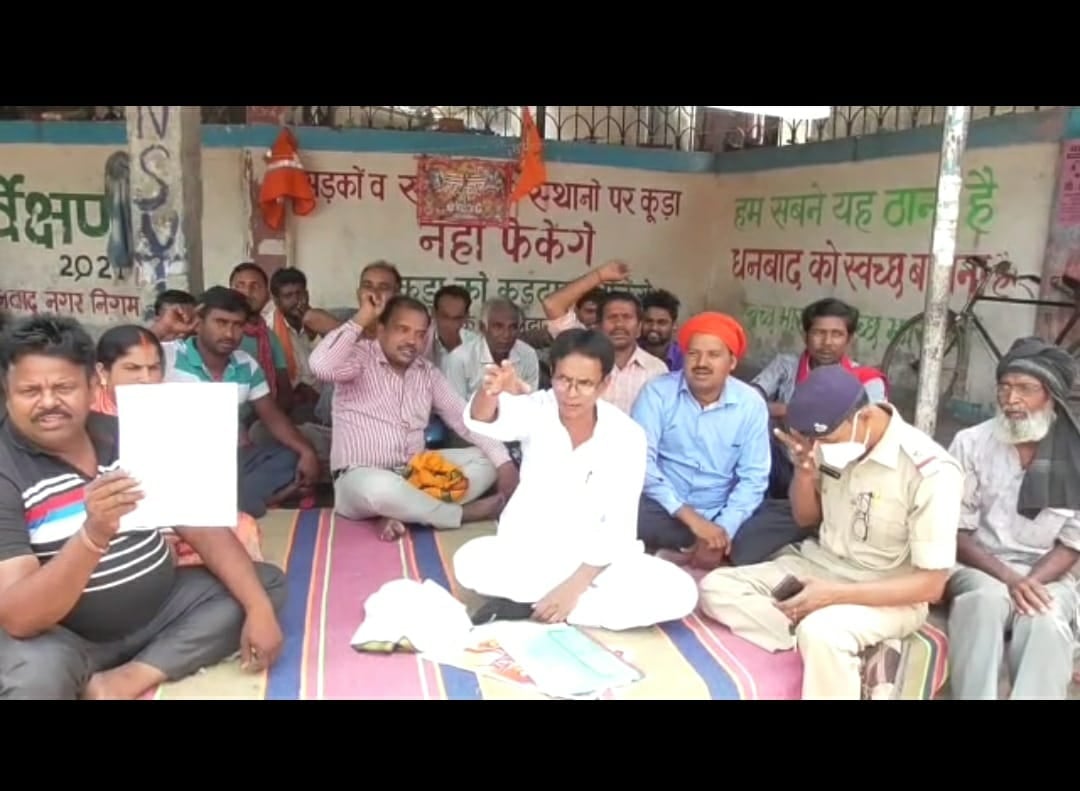 सड़क निर्माण से प्रभावित हुए दुकानदार आमरण अनशन  पर बैठे ,  7 हजार करोड़ की राशि के बंदरबांट का आरोप