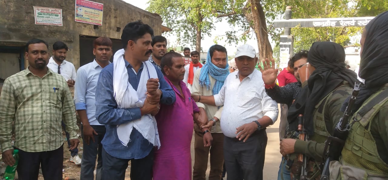 जमीन म्यूटेशन के लिए मांग रहा था घूस, रंगे हाथ धराया