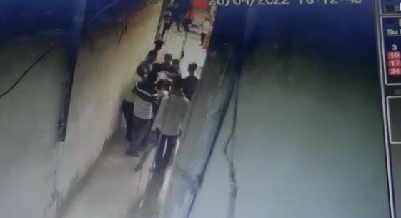 रंगदारी टैक्स नहीं देने पर कोचिंग संचालक की पिटाई, मामला सीसीटीवी में कैद