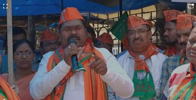 गुमला में सड़क पर उतरे भाजपा के सांसद-विधायक, सरकार के खिलाफ बोला हमला