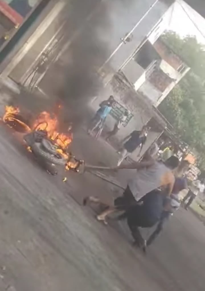 पेट्रोल डलवाकर जैसे ही बाइक स्टार्ट की ,धू धू  कर जलने लगी बाइक